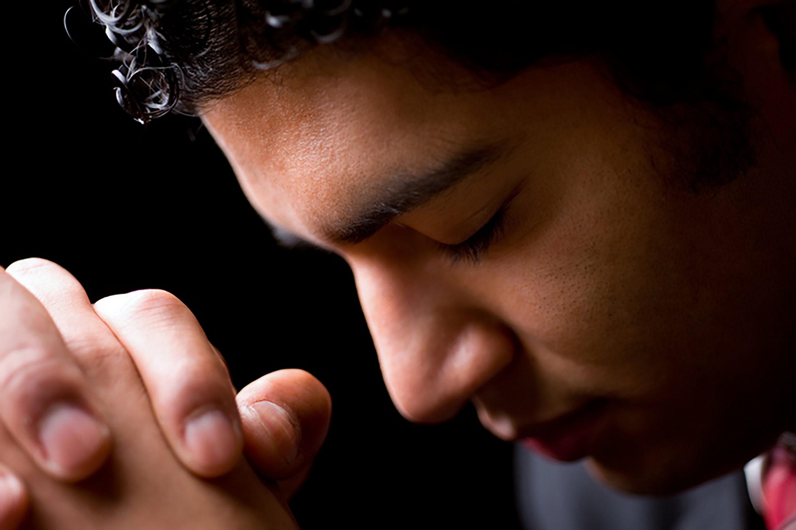 Человек молится с библией. Храм женщина у иконы. Парень грусть. Парень молится. Девушка молится в церкви.