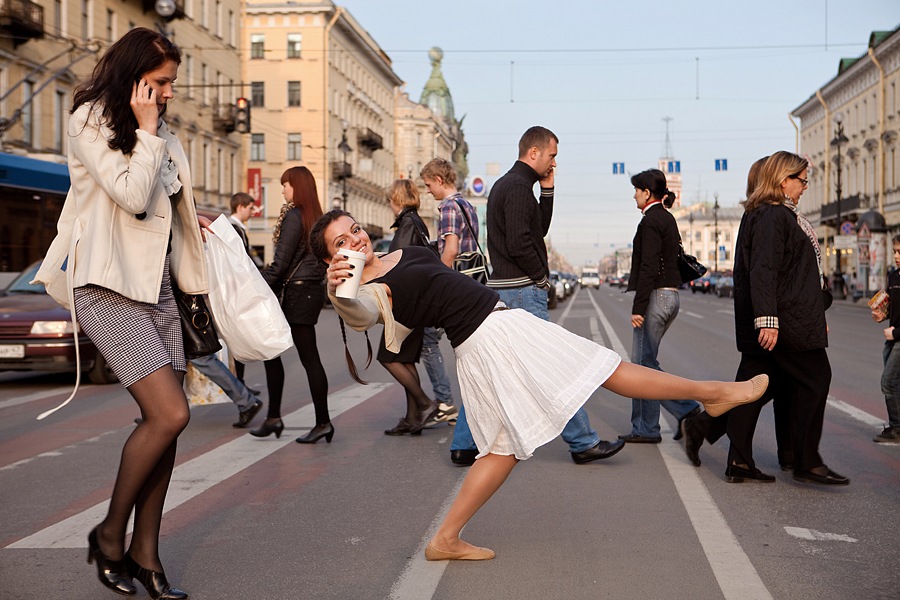 Ходи женская. Люди на улицах Питера. Девушки на улицах Петербурга. Прохожие люди на улице. Питер, прохожие, улицы.