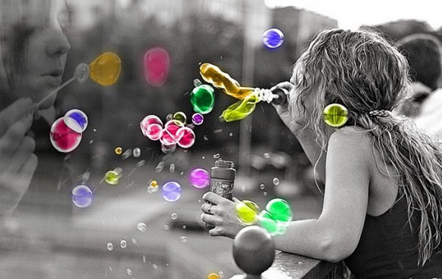 Бережно создадим. Девушка с мыльными пузырями. Позитивные картинки. Фотосессия с мыльными пузырями. Счастье картинки.