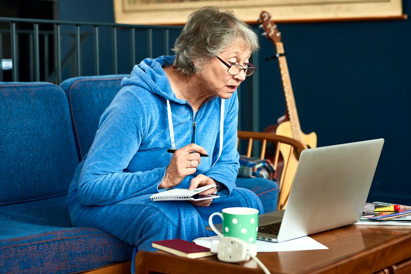 Пенсионерка читать. Образование для пожилых. Пенсионеры. Пенсионерка в интернете. Гаджеты для пожилых.